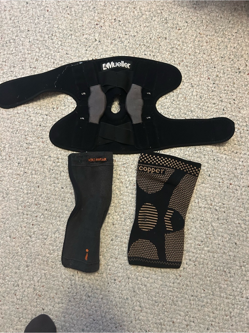Mueller Black Knee Brace with Copper Fit and Compression Sleeves